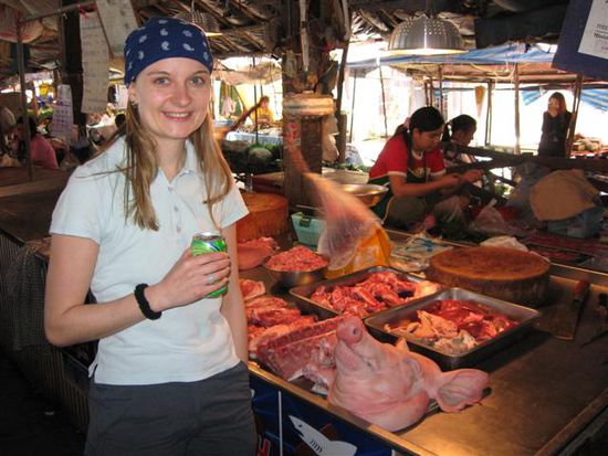zerlegtes Schwein und selbstgebauter Ventilator auf einem Markt, wo Essenszutaten fuer die Dschungeltour gekauft wurden