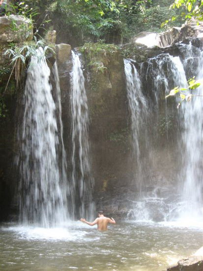 Christian im Wasserfall
