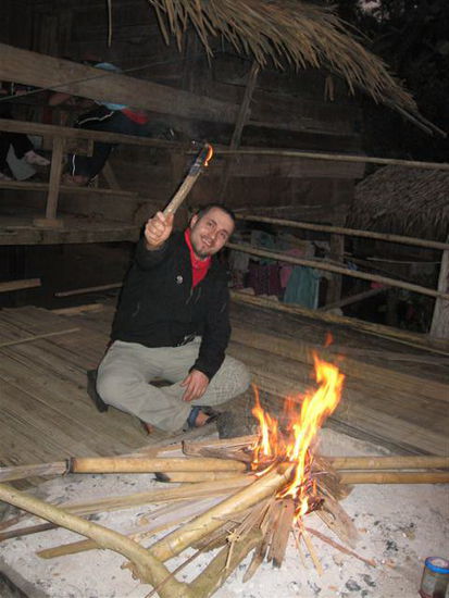 Chris auf Terrasse mit Feuerstelle