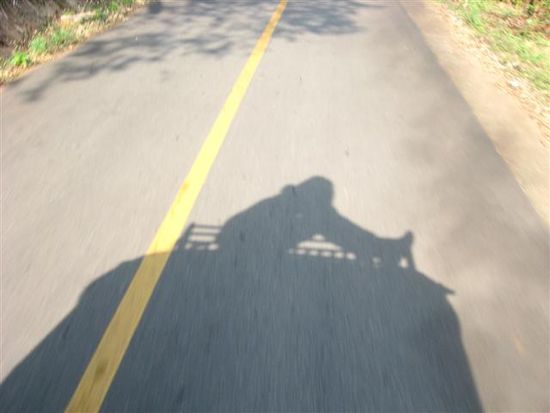 Schattenbild vom Porter auf dem Jeepdach (er bewacht das Gepaeck)