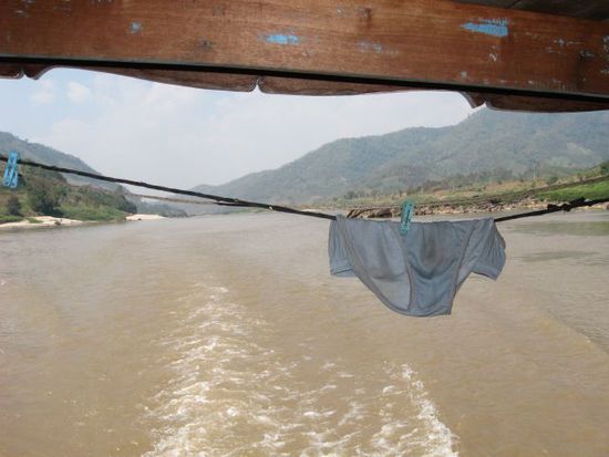 Blick hinten raus vom Slowboat, u.a. auf gewisse Besatzungsutensilien...
