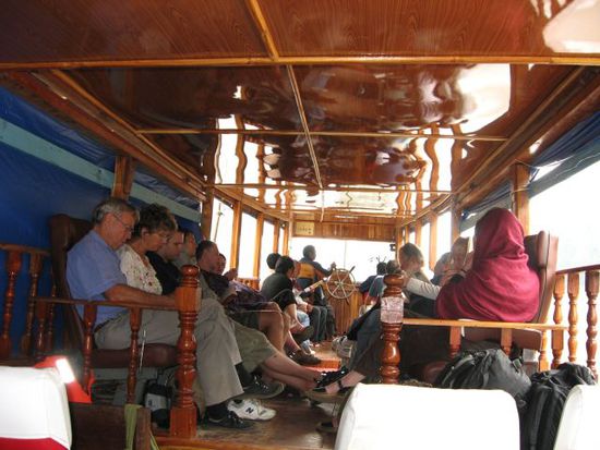 zweite Tagesetappe mit komfortablerem Slowboat (Bussitze aber nicht fixiert...)