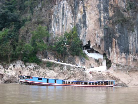 die Hoehlen von Pak Ou, wo sich zahlreiche Buddha-Statuen befinden, die einmal im Jahr im Mekong gewaschen werden