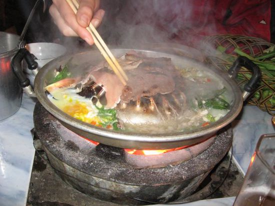 BBQ: aussen Suppe mit Gemuese/Ei zubereiten, innen Fleisch anbraten