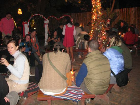 gemuetlich am Lagerfeuer im Lao Lao Garden