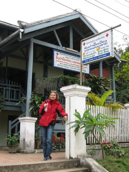 Gerti vor dem Roten Kreuz Luang Prabang (hat sich dort auch massieren lassen)