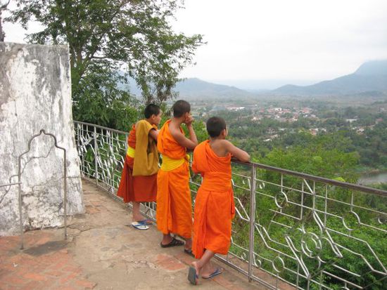 Kindermoenche in Luang Prabang (Blick von Wat Tham Phu Si)