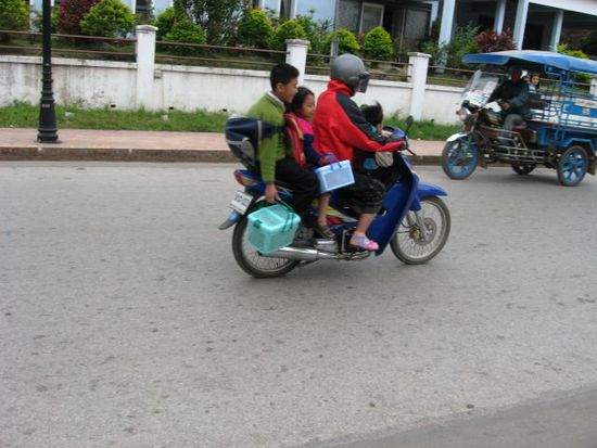 Moped faehrt man alleine, zu zweit, zu dritt, oder aber auch zu viert... (nur gut dass die Mutter einen Sturzhelm auf hat)