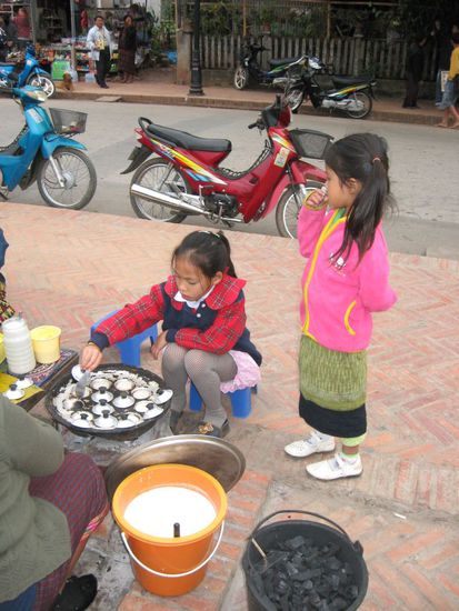 Kinder bereiten eine Kokosmilchleckerei zu