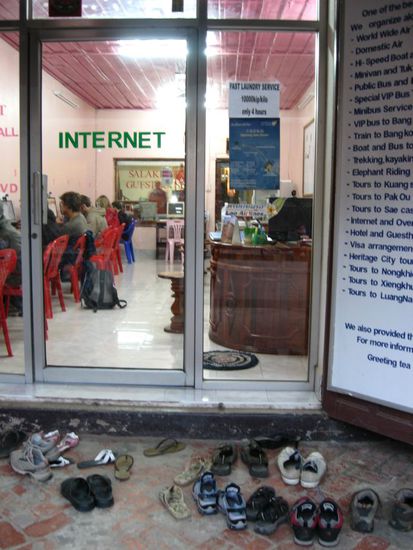 Schuhe werden fast immer vor dem Lokal ausgezogen