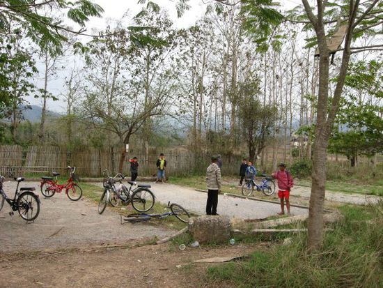 in Laos wird Boule gespielt (franzoesischer Einfluss)