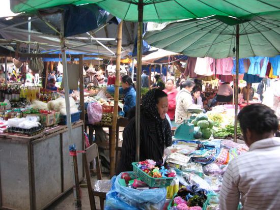 hier koennte er bald auftauchen (lebhafter Lebensmittelmarkt in Luang Prabang)