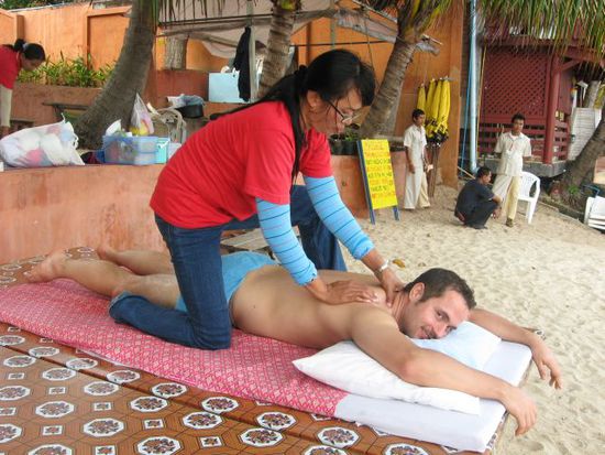 Christian geniesst eine 1-stuendige Oil-Massage fuer 300 Baht (ca. 6 EUR)