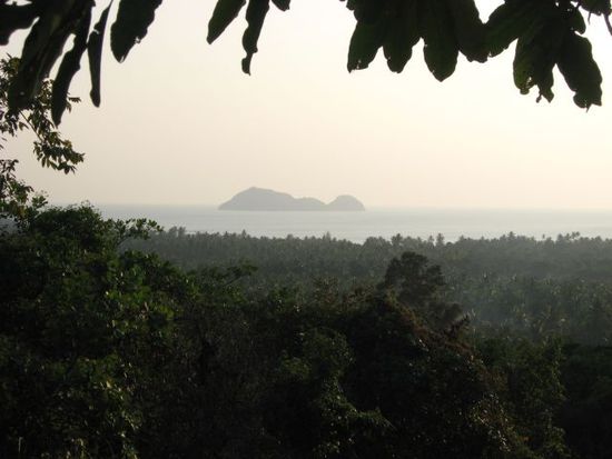 Blick zu einer kleinen benachbarten Insel von einem Aussichtspunkt (Buddha's Footprint)