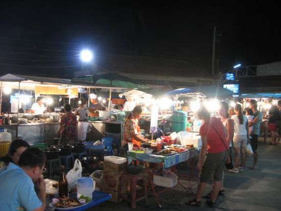 Essen am Markt bei einem der zahlreichen Essensstände ist sehr günstig möglich und schmeckt auch gut. Wir bekamen zum Glück auch nie Magenprobleme (man sollte allerdings zumindest gegen Hepatitis A/B und Typhus geimpft sein).
Zu Beginn unserer Reise tranken wir zur Sicherheit manchmal ein Schlückchen Sang Som oder kauten eine Scheibe Ingwer nach Essen, wo wir uns nicht ganz sicher waren