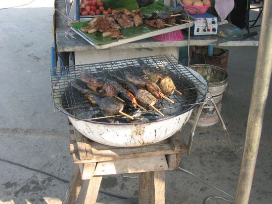 und gegrillter Fisch