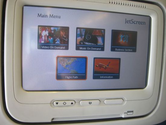 modernes Touch-Screen-Unterhaltungssystem bei Jet Airways auch in der Economy-Class
