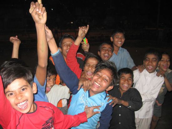 fuer Kinder in Kolkata ist eine Kamera eine Megaattraktion! (und auch Erwachsene kucken ganz erstaunt)