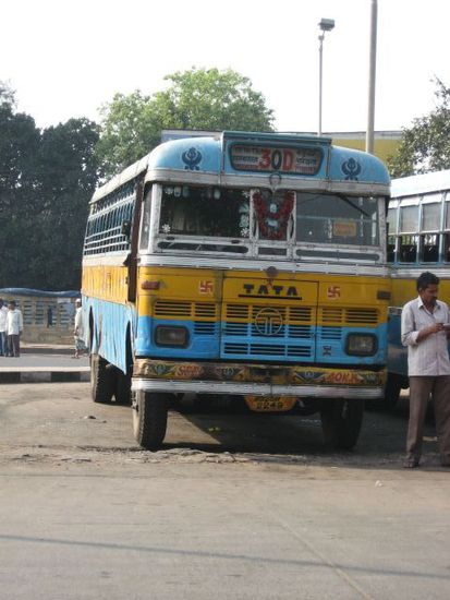 einer der vielen Busse Marke TATA (wer denkt es handelt sich um einen rechtsradikalen Bus: http://de.wikipedia.org/wiki/Hakenkreuz)