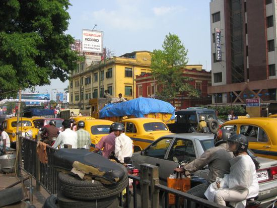 Gehupe, Gestank und Staub gibts in Kolkata jede Menge, und zwar umsonst!
