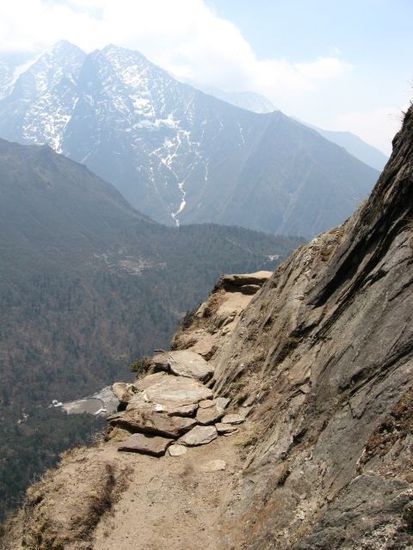 an manchen wenigen Stellen ist der Trek Richtung Gokyo leicht ausgesetzt und wird von Wind heimgesucht