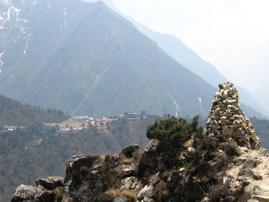Blick auf das gegenueber liegende Tengboche mit dem beruehmten Kloster (dort waere der direkte Weg nach Lukla raus gegangen)