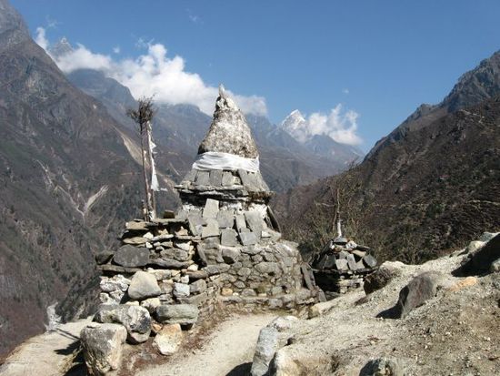 ein Stupa mit Gebetstafeln am Weg von Phortse Richtung Gokyo