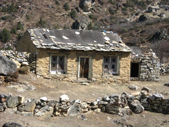 traditionelle Behausung mit Yakgehege am Weg von Gokyo nach Phortse