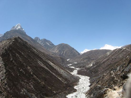 Tal Richtung Gokyo, im Hintergrund in weiss Cho Oyu 8201m