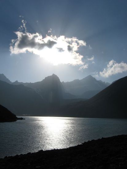 Wolke ueber einem der Gokyo-Seen