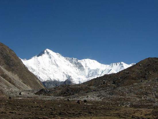 Suedwand von Cho Oyu 8201m von Gokyo aus gesehen. Die Nordwand des Berges gehoert bereits zu Tibet.