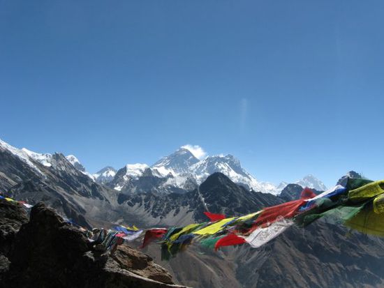 in der Mitte Mount Everest 8850m, rechts davon Nuptse 7879m und Lhotse 8516m, noch weiter rechts am Horizont Makalu 8485m