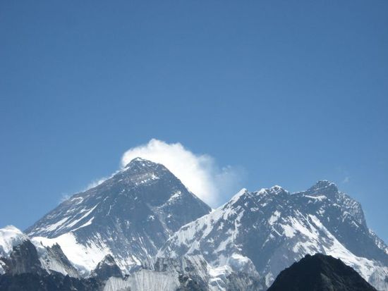 Everest (wie fast immer mit Wolken auf der Suedseite), Nuptse und Lhotse