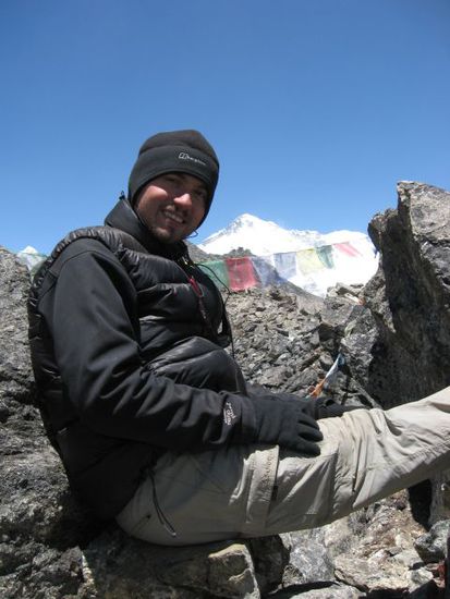 ich beim Chillen mit dem mp3-Player, im Hintergrund Cho Oyu 8201m