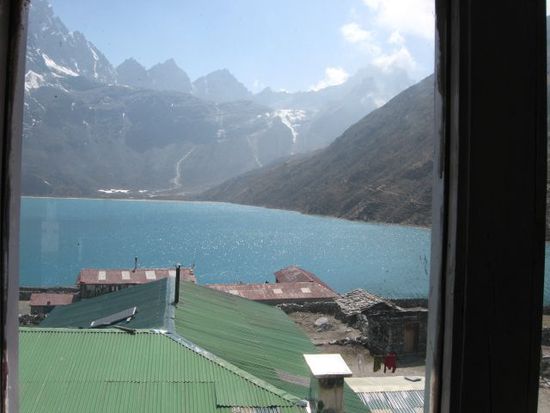 ungewohnter Zimmerausblick im Himalaya-Gebirge: Blick auf einen See (dritter Gokyo-Lake)
