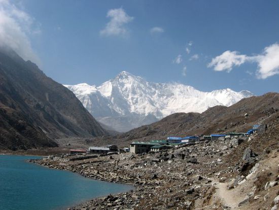 dritter Gokyo-See und Dorf Gokyo, im Hintergrund Cho Oyu 8201m