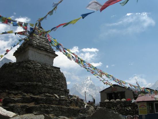 ein Stupa mit Gebetsfahnen, im Hintergrund Ama Dablam