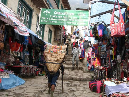 Namche Bazaar bietet viele Souvenirs, Trekkingausruestung,...