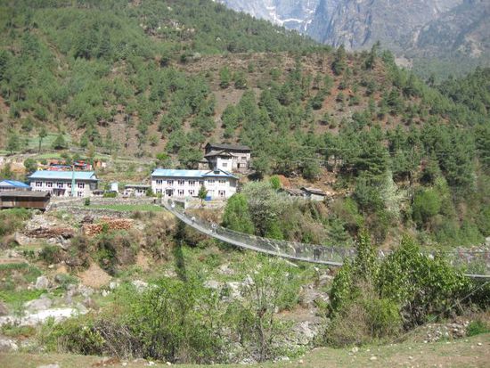 Haengebruecke vor Phakding. Von hier ist es nicht mehr weit zum Flughafen Lukla, allerdings nicht fuer mich.