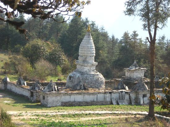 alter, grosser Stupa mit Gebetstafeln in Naehe von Ringmo