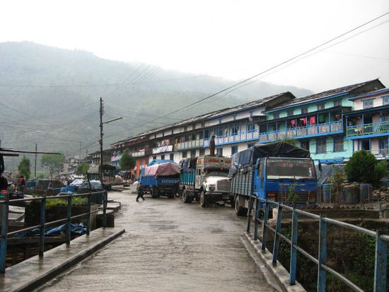 endlich in Jiri - hier beginnt die asphaltierte, einspurige Schlaglochstrasse nach Kathmandu