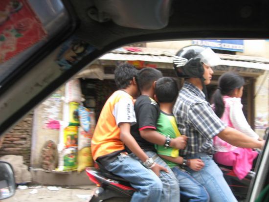 Umfunktionierung eines Motorrads zu einem vollwertigen Auto (Hauptsache wie immer: der Fahrer traegt einen Helm)