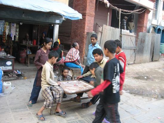 eine Art von Carambol, ein in ganz Nepal sehr beliebtes Gesellschaftsspiel