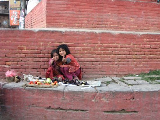 zwei Maedchen verkaufen Gemuese am Durbar Square