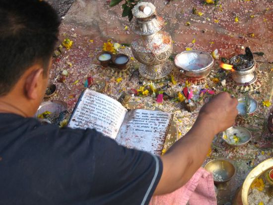 Zeremonie zur Zubereitung der Farbe, mit der sich Leute einen Punkt im Gesicht machen (Swayambhunath-Tempel)