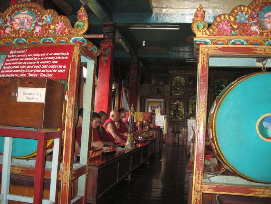 Moenche beim Gebet (Swayambhunath-Tempel)