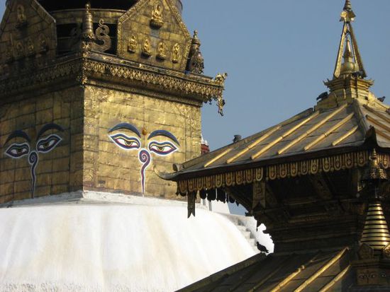 links Stupa mit den beruehmten Augen im Swayambhunath-Tempel