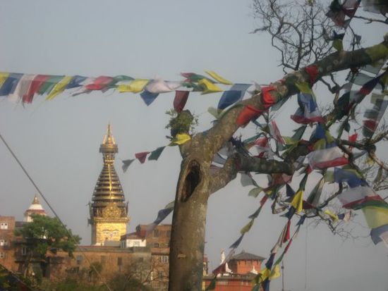 Blick auf Stupa des Swayambhunath-Tempels und Gebetsfahnen