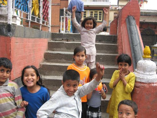 Kinder in einem Tempel zwischen Thamel und Durbar Square