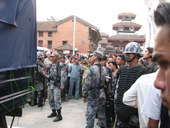 ... dafuer die Menschen umso mehr - schwer bewachter Abtransport der Stimmzettel vom Durbar Square